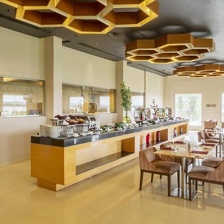 Hotel Naveen Lakeside Hubli Esterno foto