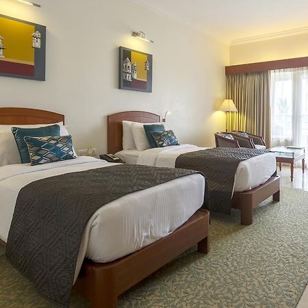 Hotel Naveen Lakeside Hubli Esterno foto