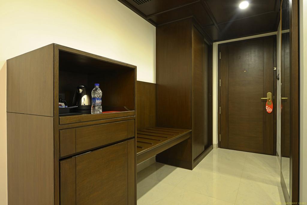 Hotel Naveen Lakeside Hubli Esterno foto
