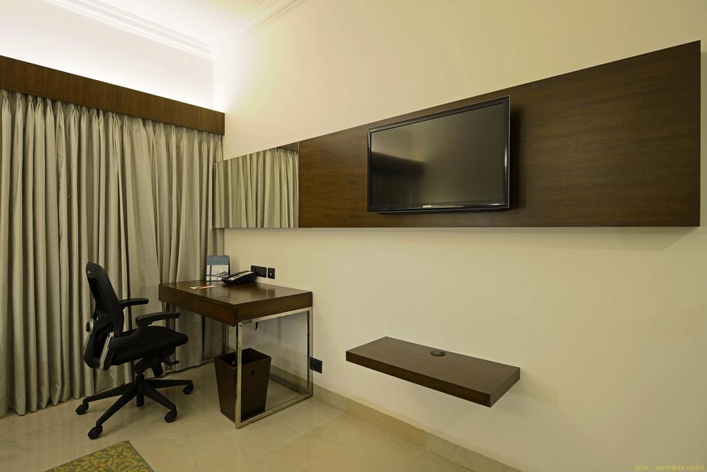 Hotel Naveen Lakeside Hubli Esterno foto