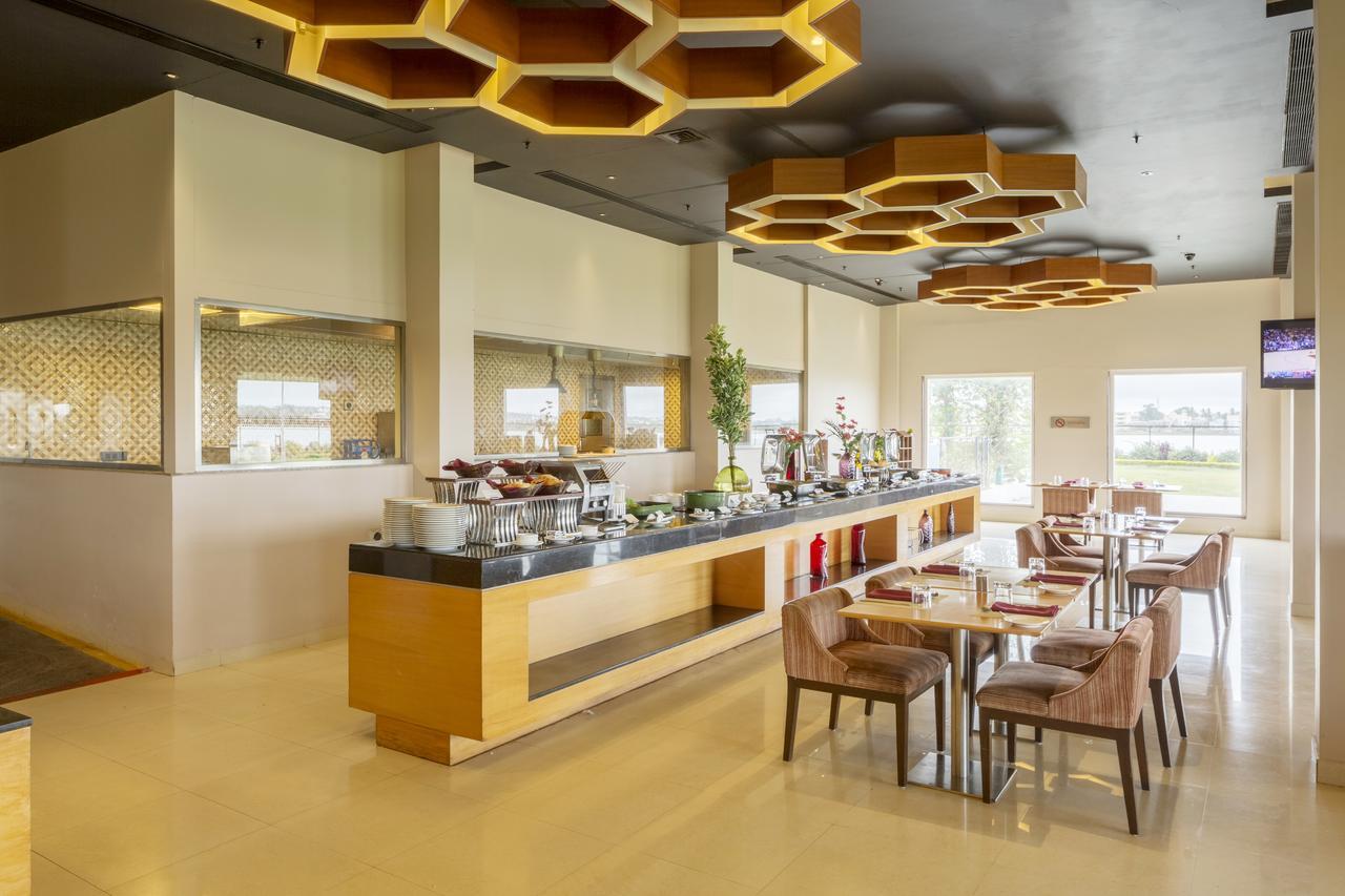 Hotel Naveen Lakeside Hubli Esterno foto