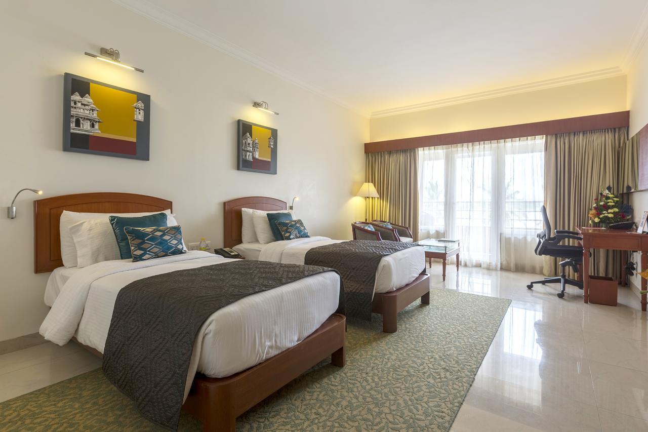 Hotel Naveen Lakeside Hubli Esterno foto