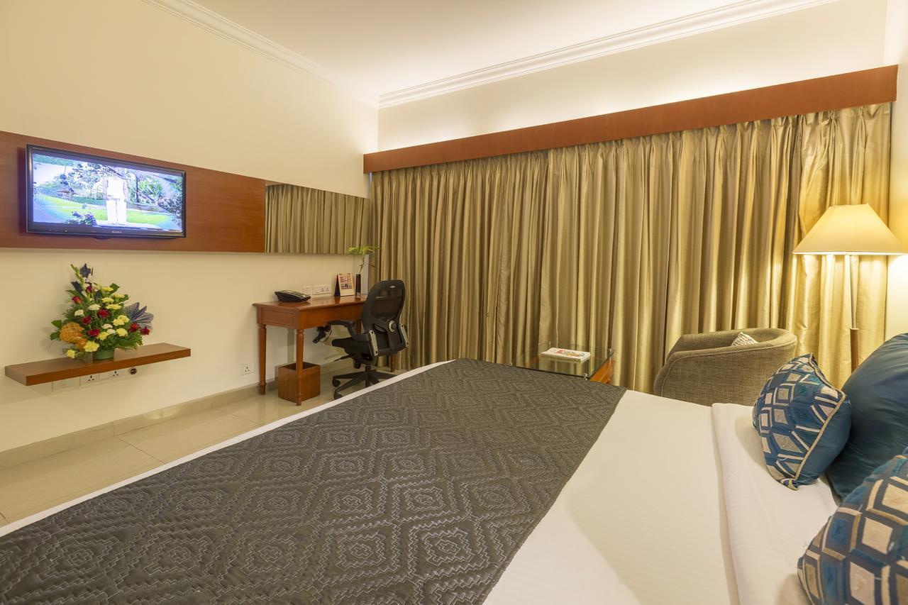 Hotel Naveen Lakeside Hubli Esterno foto