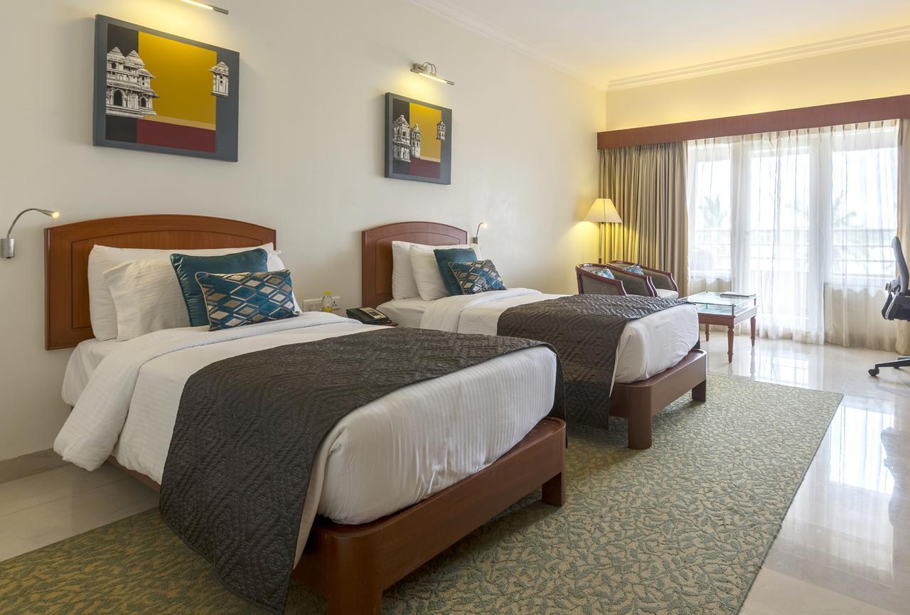 Hotel Naveen Lakeside Hubli Esterno foto