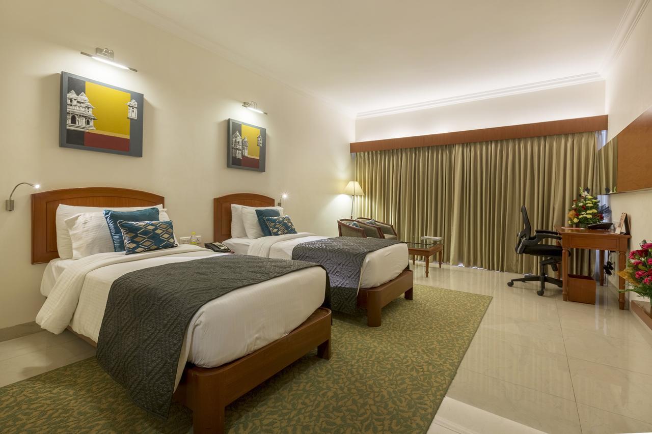 Hotel Naveen Lakeside Hubli Esterno foto