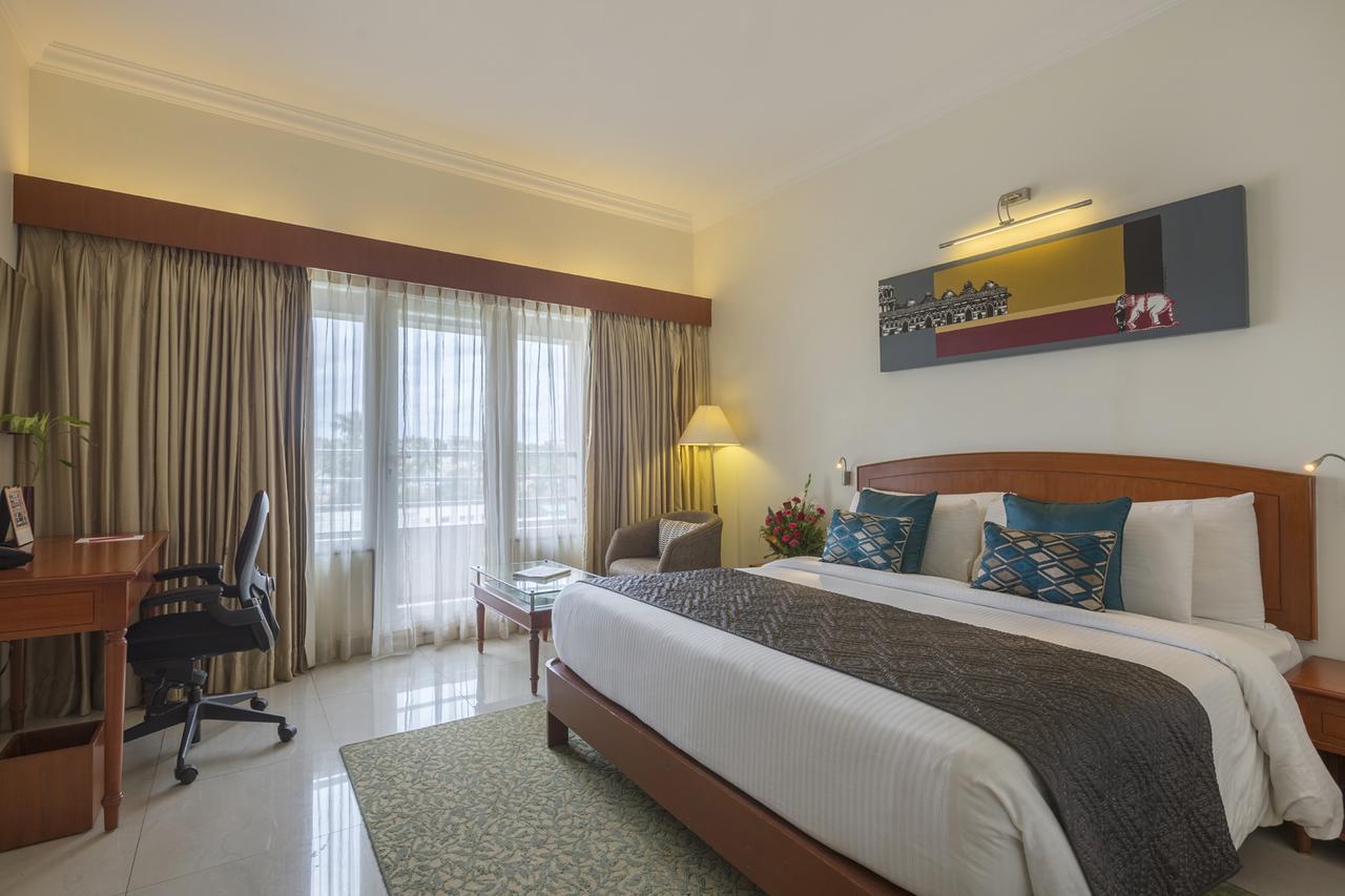 Hotel Naveen Lakeside Hubli Esterno foto