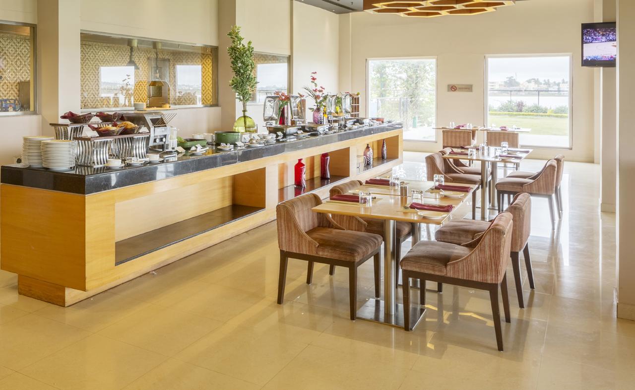 Hotel Naveen Lakeside Hubli Esterno foto