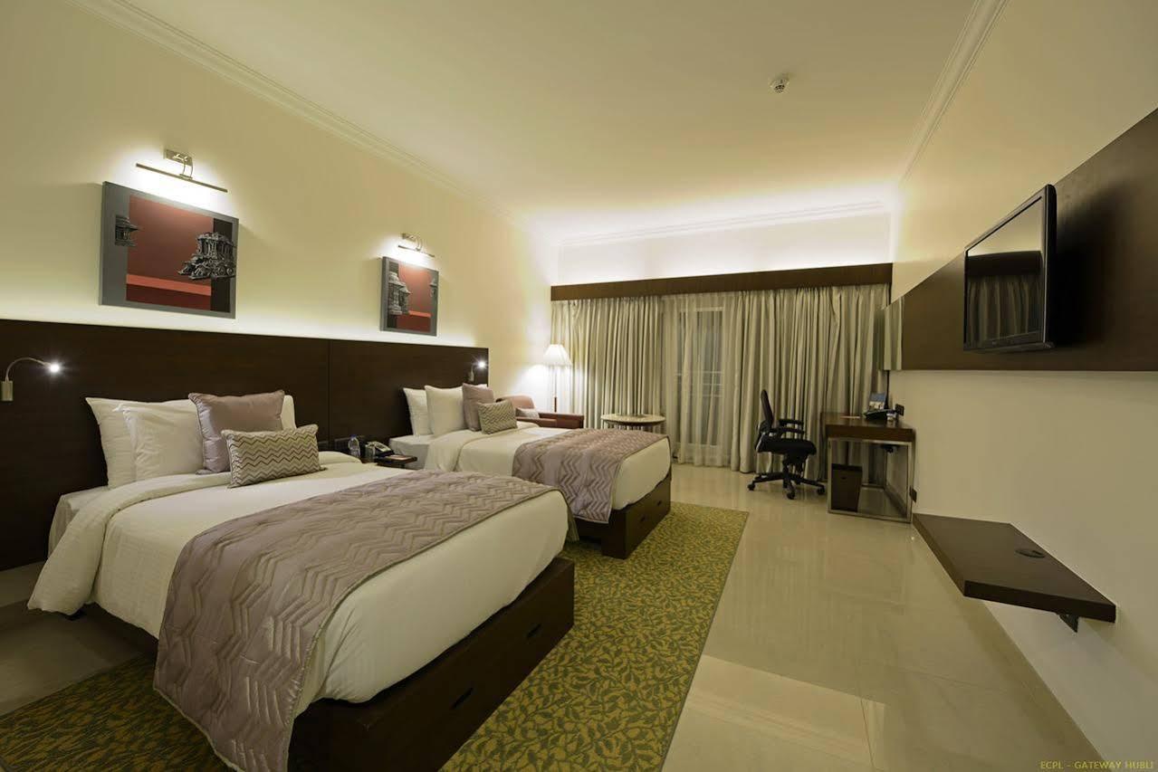 Hotel Naveen Lakeside Hubli Esterno foto